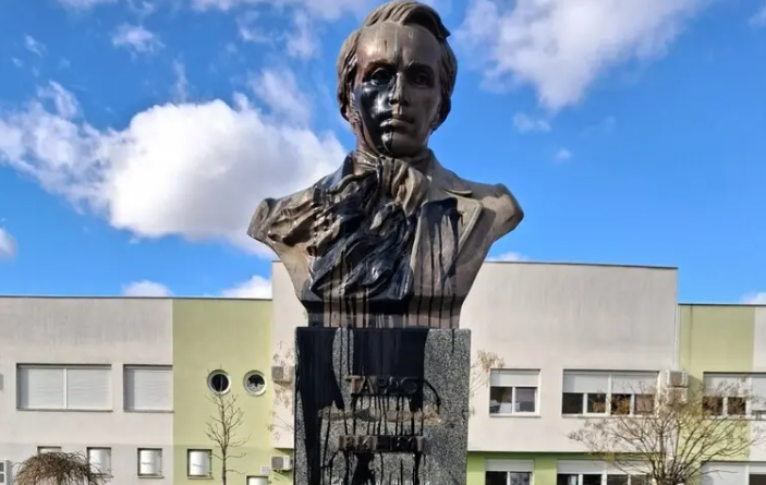 У роковини повномасштабного вторгнення РФ у Сербії облили фарбою пам’ятник Шевченку У роковини повномасштабного вторгнення РФ у Сербії облили фарбою пам’ятник Шевченку